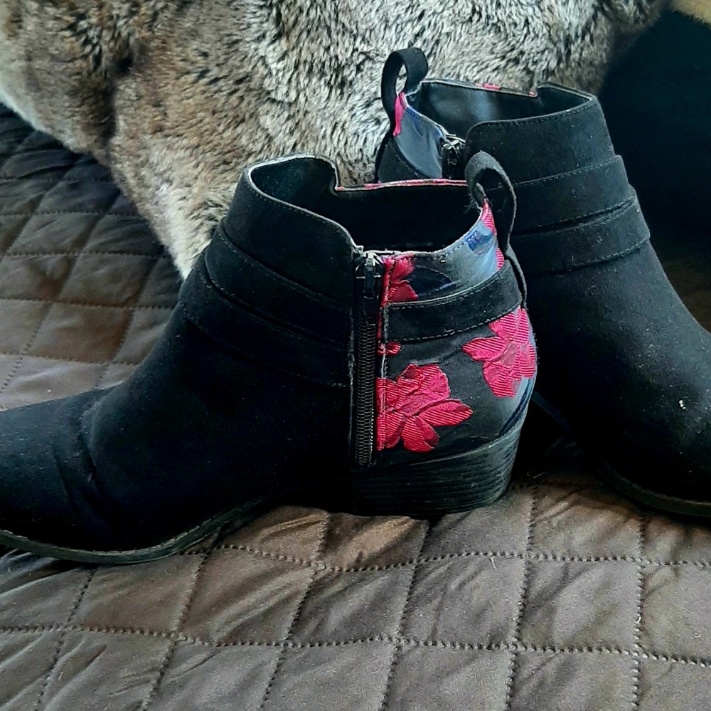Flower printed booties